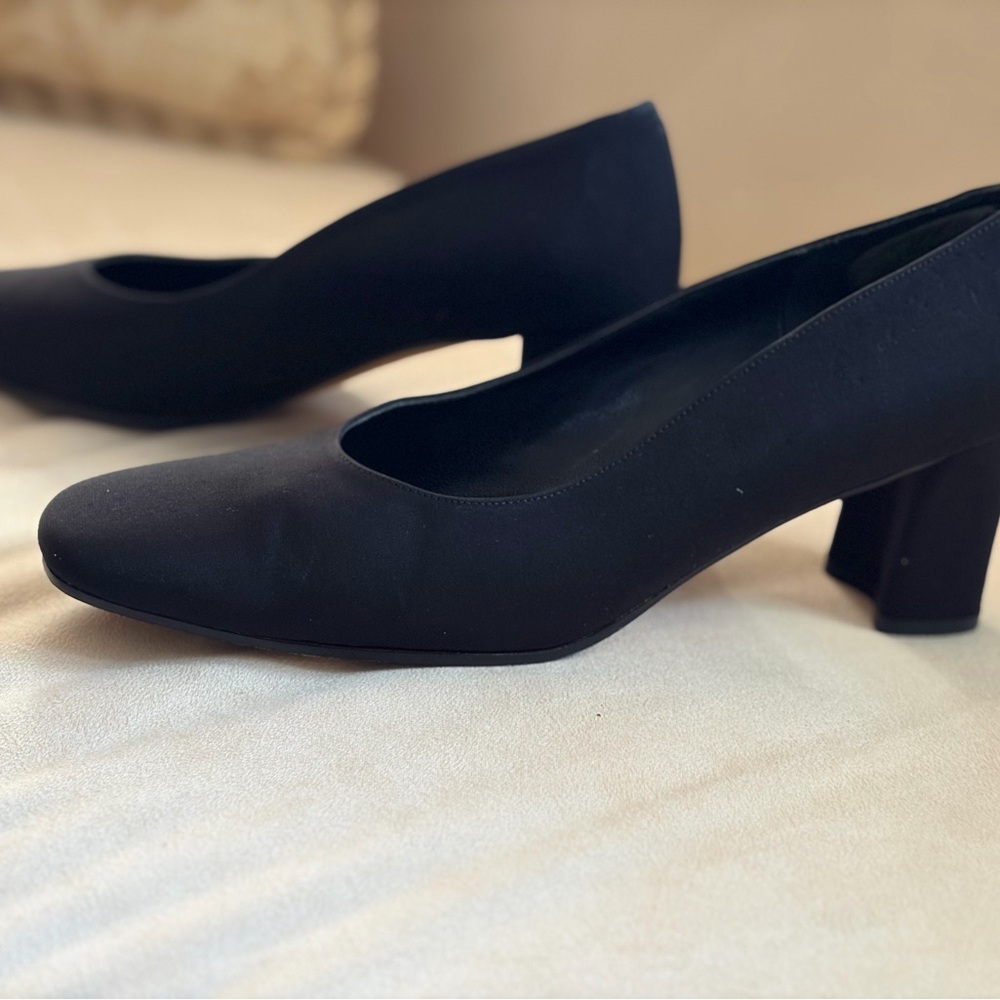 Elegant Black Women's Pumps